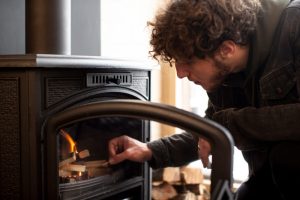 Stufe a pellet o stufe a legna: quale scegliere per riscaldare la tua casa?
